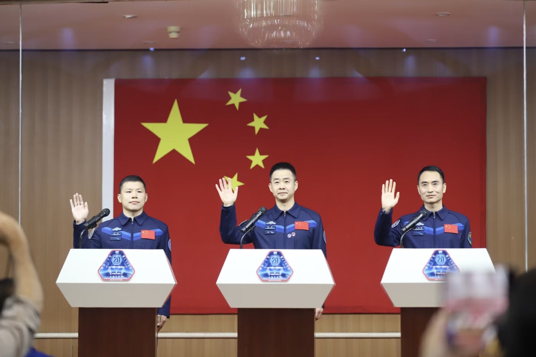 4月23日，神舟二十號(hào)航天員乘組在酒泉衛(wèi)星發(fā)射中心問(wèn)天閣與中外媒體記者集體見(jiàn)面。人民網(wǎng)記者 黃帆攝