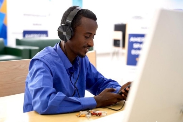 在明亮現(xiàn)代的信息技術閱覽室，當地讀者正在沉浸式學習，塔里克·易卜拉欣攝