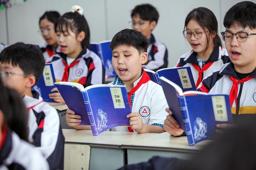 △2025年4月21日，河南焦作，學(xué)生們?cè)谡b讀《論語(yǔ)》。