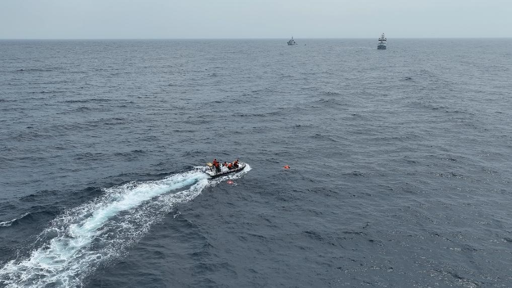 4月23日，中越海警開展海上聯(lián)合搜救演練，模擬營救落水人員。（中國海警供圖）