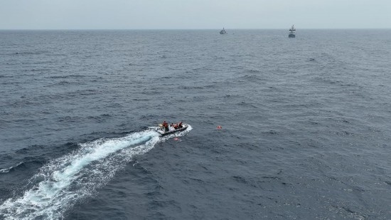 4月23日，中越海警開展海上聯合搜救演練，模擬營救落水人員。（中國海警供圖）