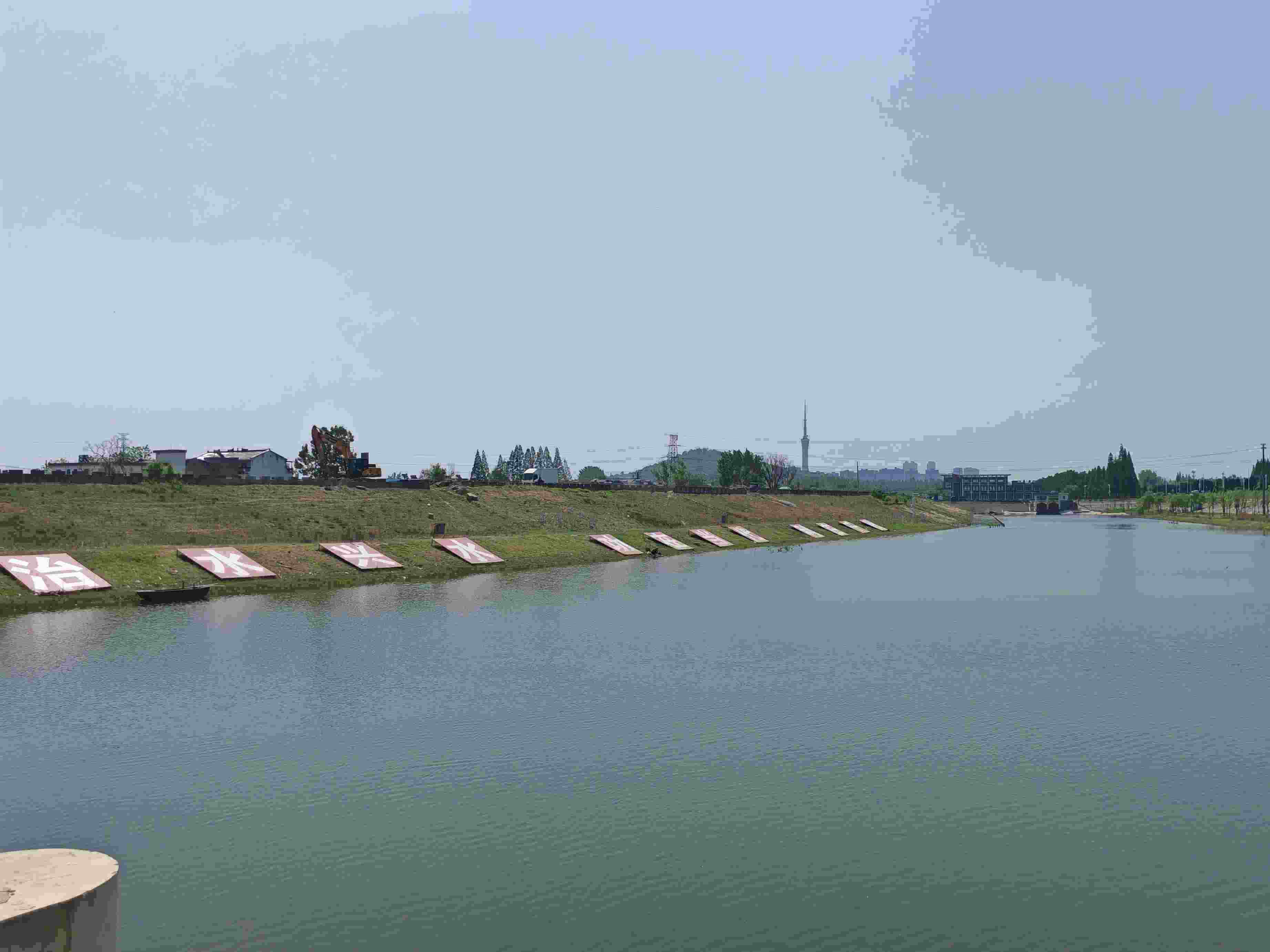 在龍子湖樞紐上眺望靚麗的淮河美景。人民網(wǎng)記者 王子鋒攝