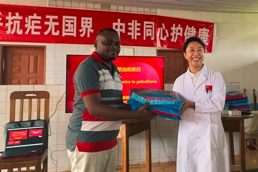 【3】贈(zèng)送抗瘧物資。中國（山西）第24批援喀麥隆姆巴爾馬尤醫(yī)療隊(duì) 供圖