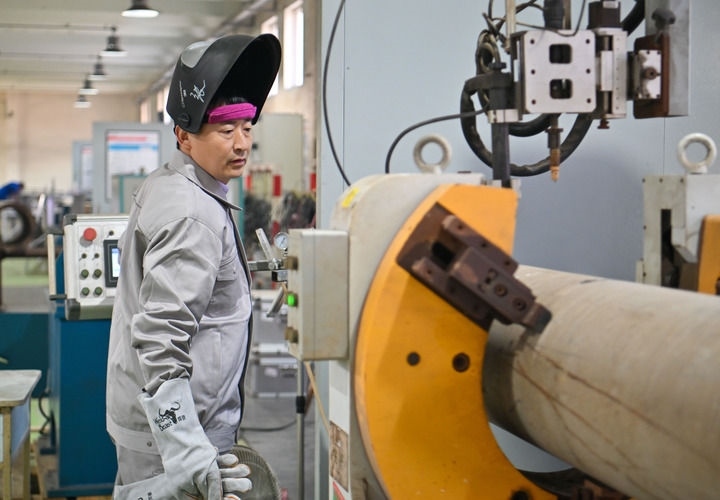 在中石化第四建設(shè)有限公司工匠學(xué)院，全國人大代表、中石化第四建設(shè)有限公司工匠學(xué)院焊接教練張振連操作自動焊機（2025年2月21日攝）。新華社記者 孫凡越 攝