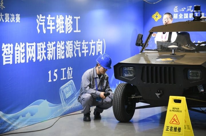 2024年9月11日，由全國總工會、人力資源和社會保障部等單位主辦的第八屆全國職工職業(yè)技能大賽決賽在陜西開幕。這是選手在位于西安國際會展中心的比賽場地參加汽車維修工（智能網(wǎng)聯(lián)新能源汽車方向）工種比賽。新華社記者 張博文 攝