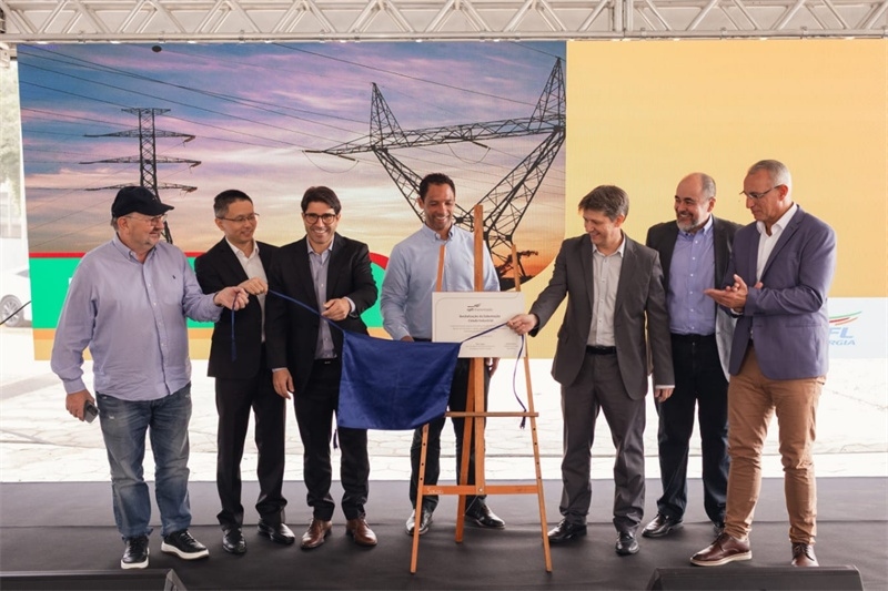CPFL公司執(zhí)行副總裁弗拉維奧·恩里克·里貝羅（中）、CPFL輸電公司總裁李甫（左二）、南里奧格蘭德州州議員阿洛伊西奧·克拉斯曼（左一）、州長代表豪爾赫·波佐邦（右一）等出席投運(yùn)儀式。 中國國家電網(wǎng)巴西電力CPFL公司供圖