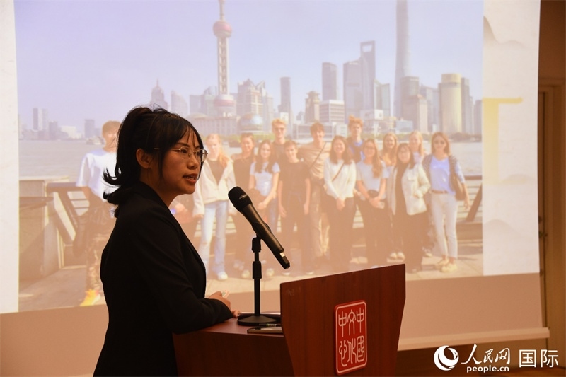 斯德哥爾摩考試中心經(jīng)理陳曦介紹“漢語水平考試”情況。人民網(wǎng)記者 殷淼攝