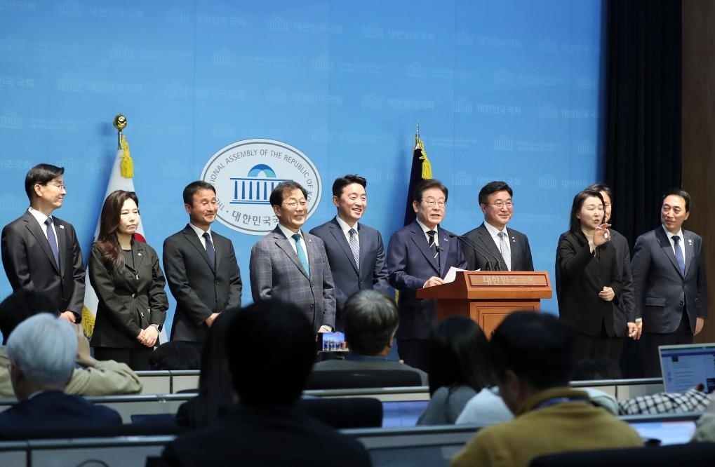 4月11日，李在明在韓國首爾舉行的新聞發(fā)布會上介紹他的總統(tǒng)競選團(tuán)隊。新華社記者姚琪琳攝