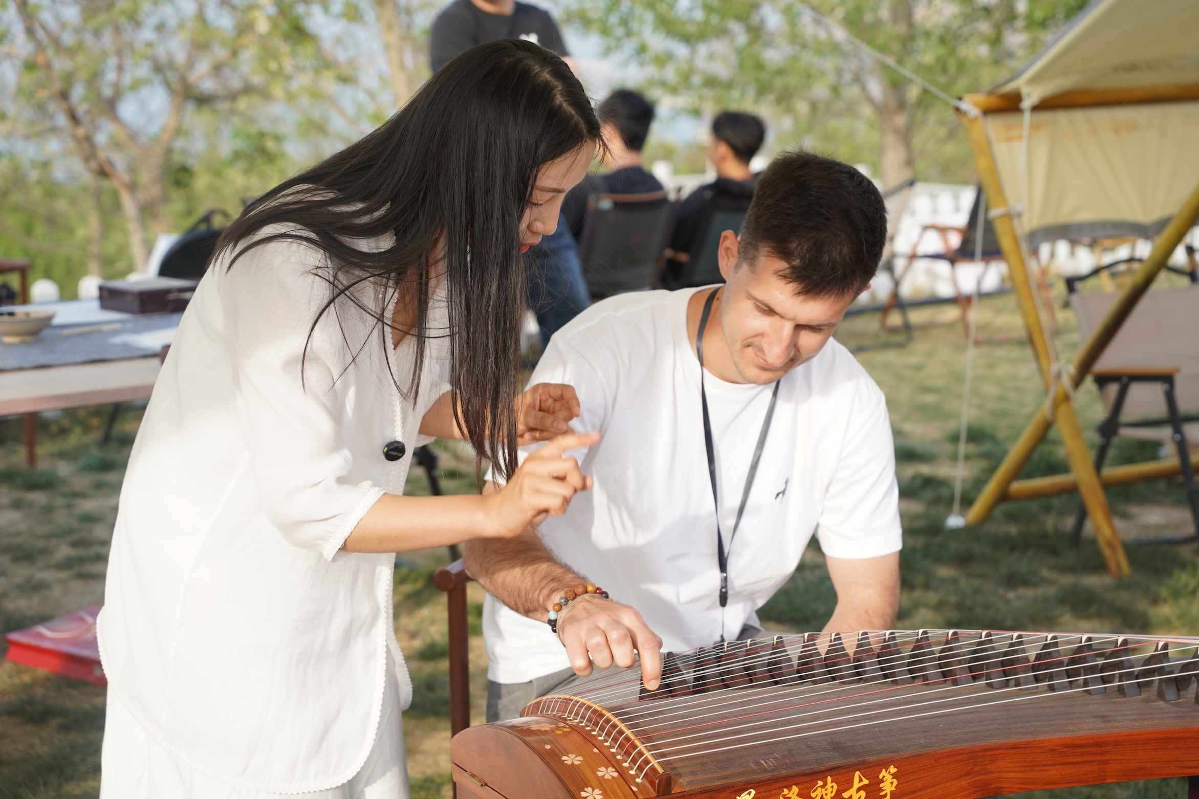 外媒體記者古箏體驗。主辦方供圖