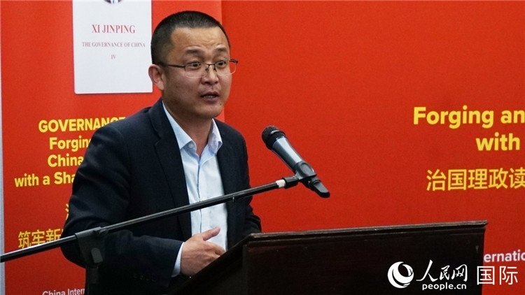 中非青年婦女協(xié)會主席、南非大學(xué)教授秦效順在讀書會上發(fā)言。人民網(wǎng) 劉暢攝