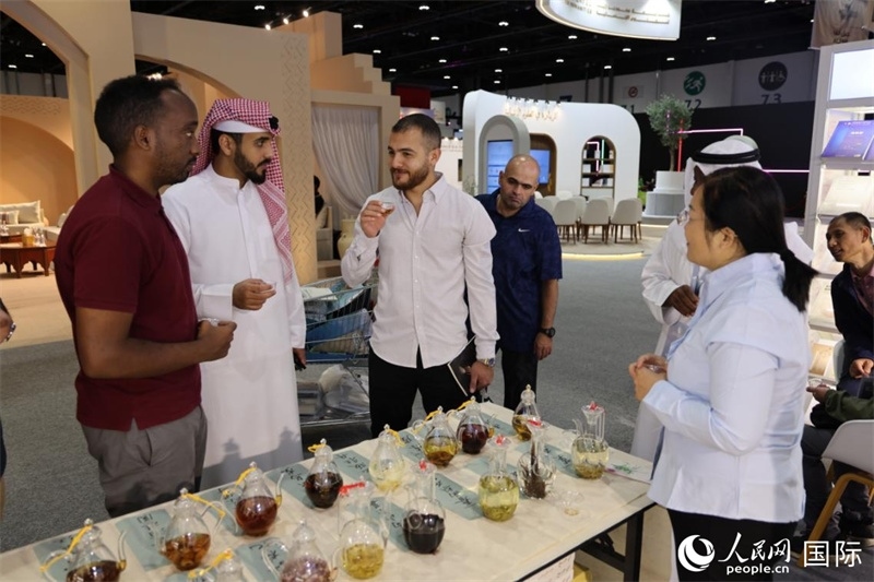 在“閱讀中國”館，當?shù)刈x者通過品味中國茶，了解中國文化。人民網(wǎng)記者 張志文攝