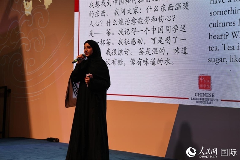 第四屆“阿聯(lián)酋眼中的中國”中文比賽上，一位阿聯(lián)酋漢語學習者與觀眾分享對中國茶文化的思考。人民網(wǎng)記者 張志文攝