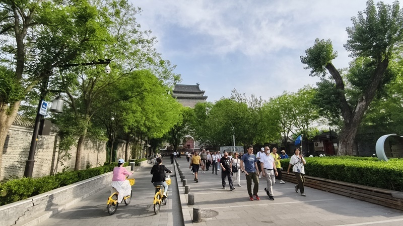 外國(guó)游客游覽北京鼓樓。人民網(wǎng)記者 李楠樺攝
