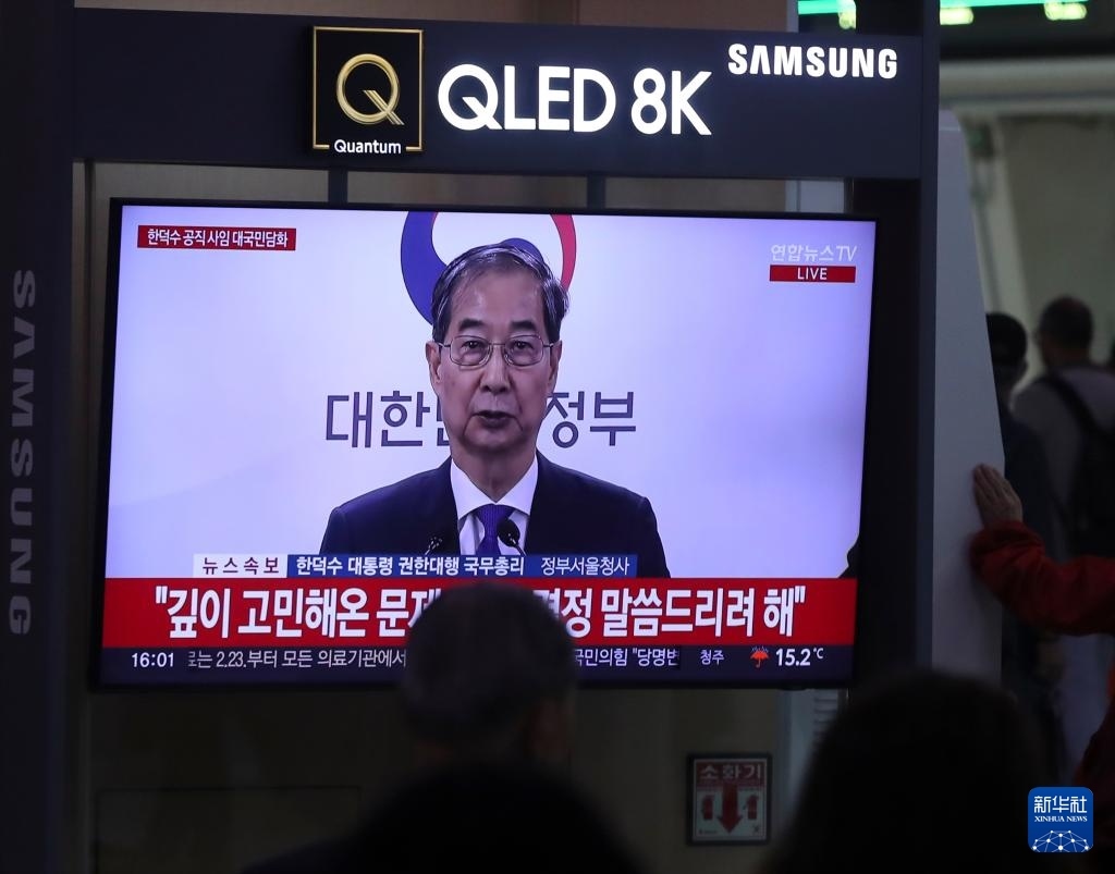 5月1日，在韓國首爾火車站，民眾觀看韓德洙辭職的新聞。新華社記者 姚琪琳 攝