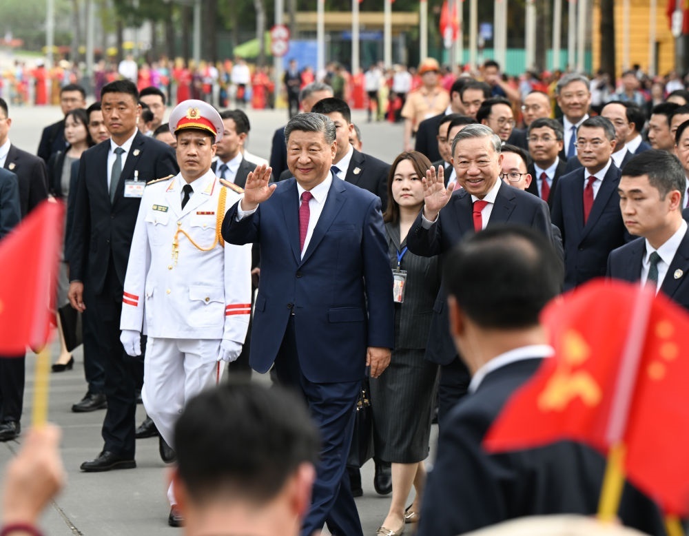 4月14日，中共中央總書記、國家主席習近平抵達河內(nèi)對越南進行國事訪問。當日下午，越共中央總書記蘇林為習近平舉行隆重歡迎儀式。這是歡迎儀式后，習近平和蘇林一同步行前往越共中央駐地舉行會談時，向歡迎人群揮手致意。新華社記者 張領 攝