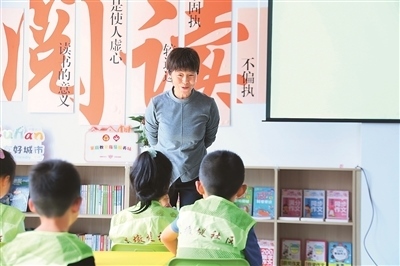 田桂月帶領(lǐng)孩子共讀繪本《點(diǎn)》。李澤罡攝