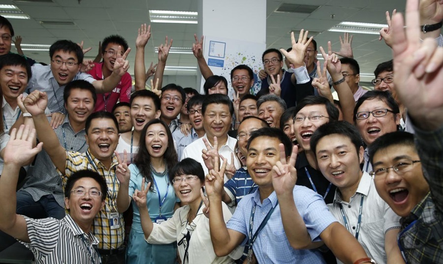 2013年8月29日，習(xí)近平總書記在東軟集團(tuán)（大連）有限公司同年輕員工親切合影。新華社記者 鞠鵬 攝