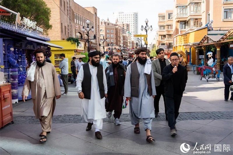 代表團在新疆國際大巴扎參觀。人民網(wǎng)記者 章凱風攝