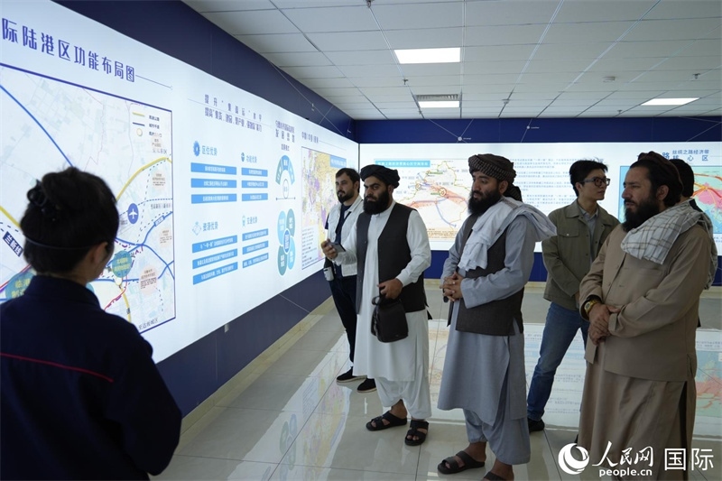 代表團在烏魯木齊國際陸港區(qū)參觀。人民網(wǎng)記者 章凱風攝