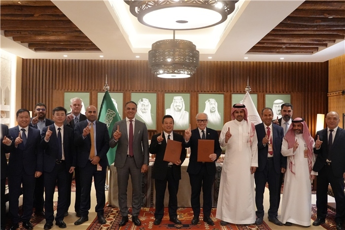 簽約合影。中國鐵建供圖