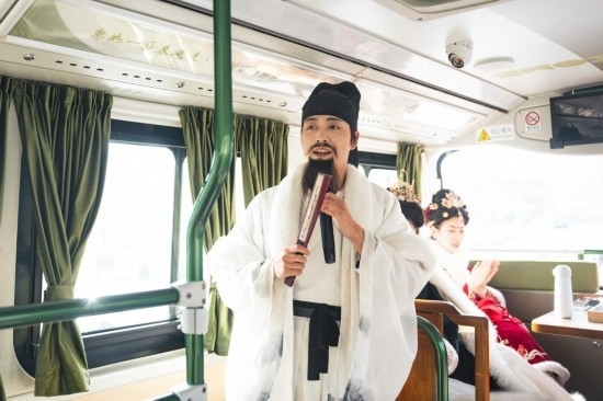 身著古裝的“伴游”在“長安尋夢”主題觀光車上為游客講解。（受訪者供圖）