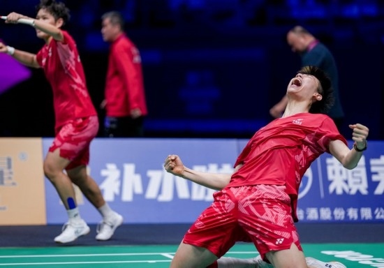 5月3日，中國(guó)隊(duì)組合馮彥哲（右）/黃東萍在半決賽混雙比賽后慶祝。新華社記者 孫非 攝