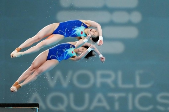 5月2日，陳芋汐（上）/全紅嬋在比賽中。新華社記者 鞠煥宗 攝