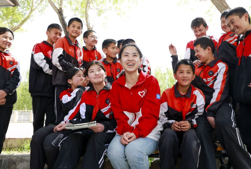 4月23日，在新疆克州阿圖什市哈拉峻鄉(xiāng)謝依特小學，支教教師高淑賢和學生們在一起。