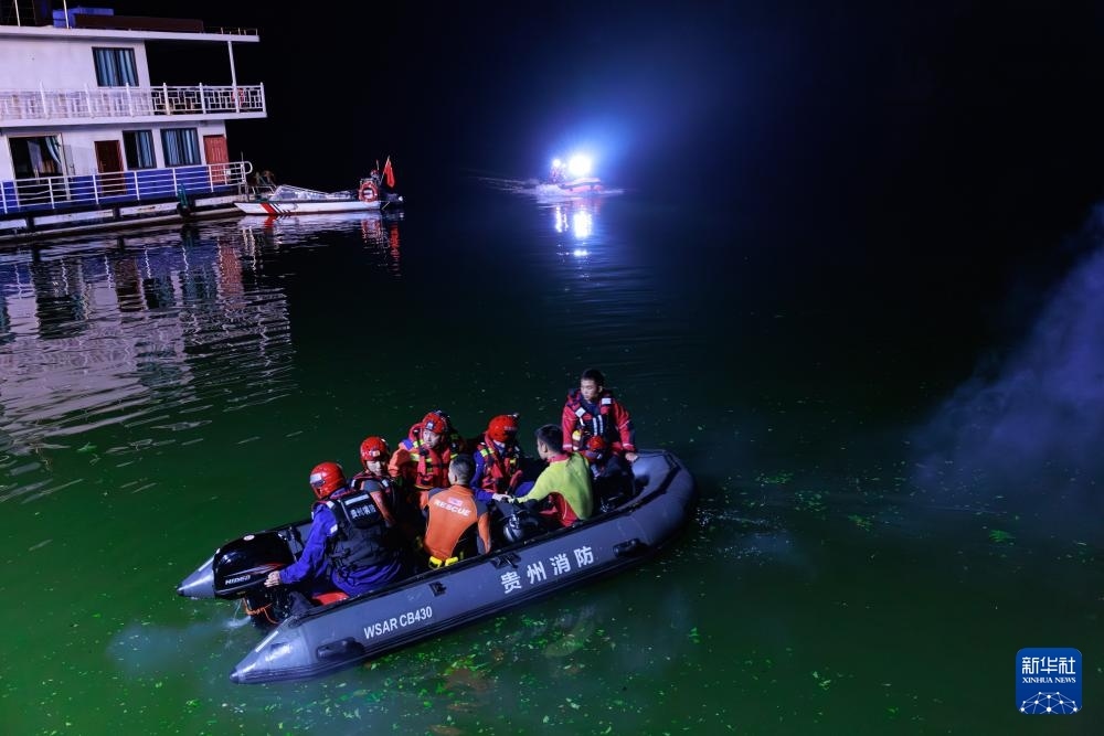 5月5日，救援人員在進(jìn)行搜救。新華社記者 劉續(xù) 攝