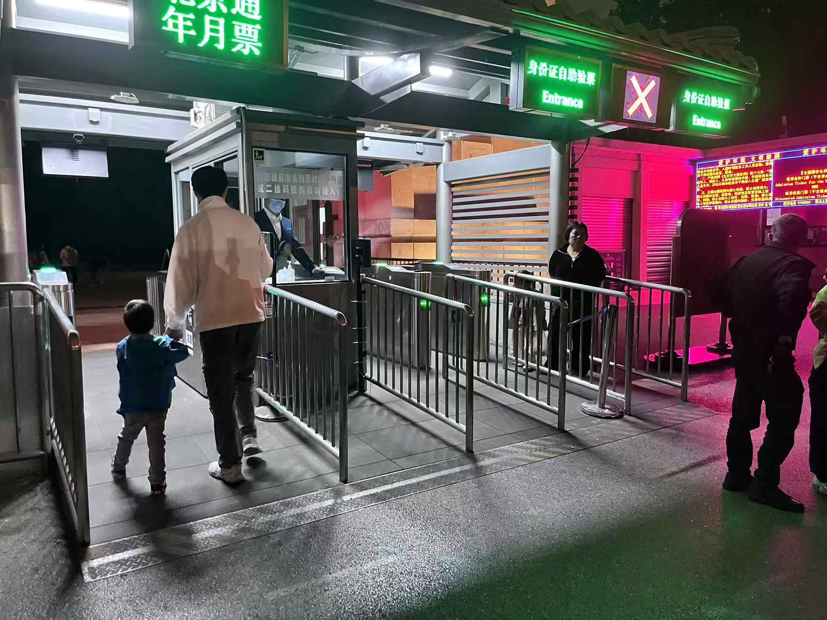 北京天壇公園延長(zhǎng)開放時(shí)間，游客進(jìn)入游覽。人民網(wǎng)記者 李楠樺攝