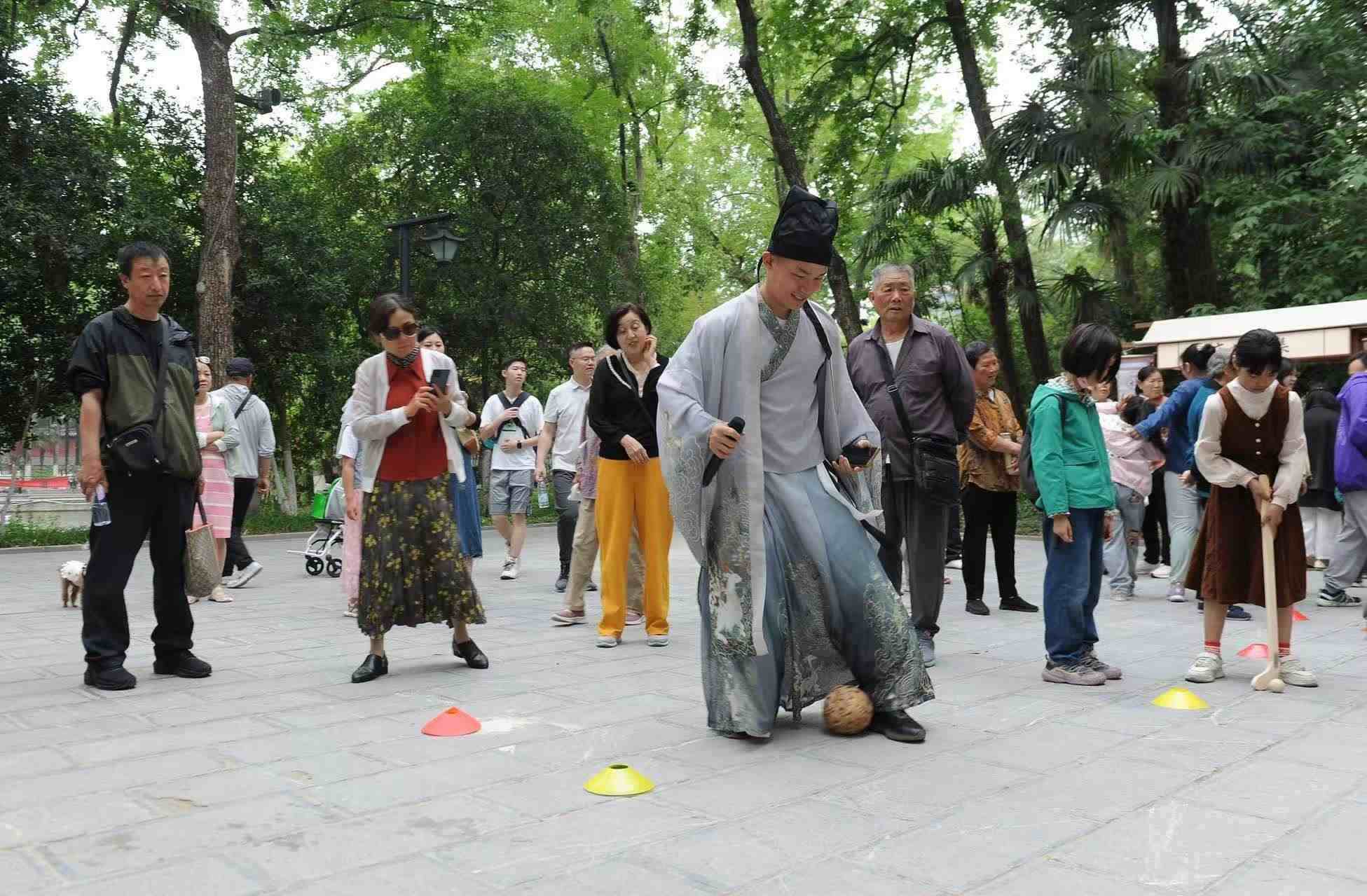 2025年5月3日，安徽省合肥市包公園景區(qū)，游客正在參與“蹴鞠”體育活動(dòng)。（圖片來(lái)源：視覺(jué)中國(guó)）