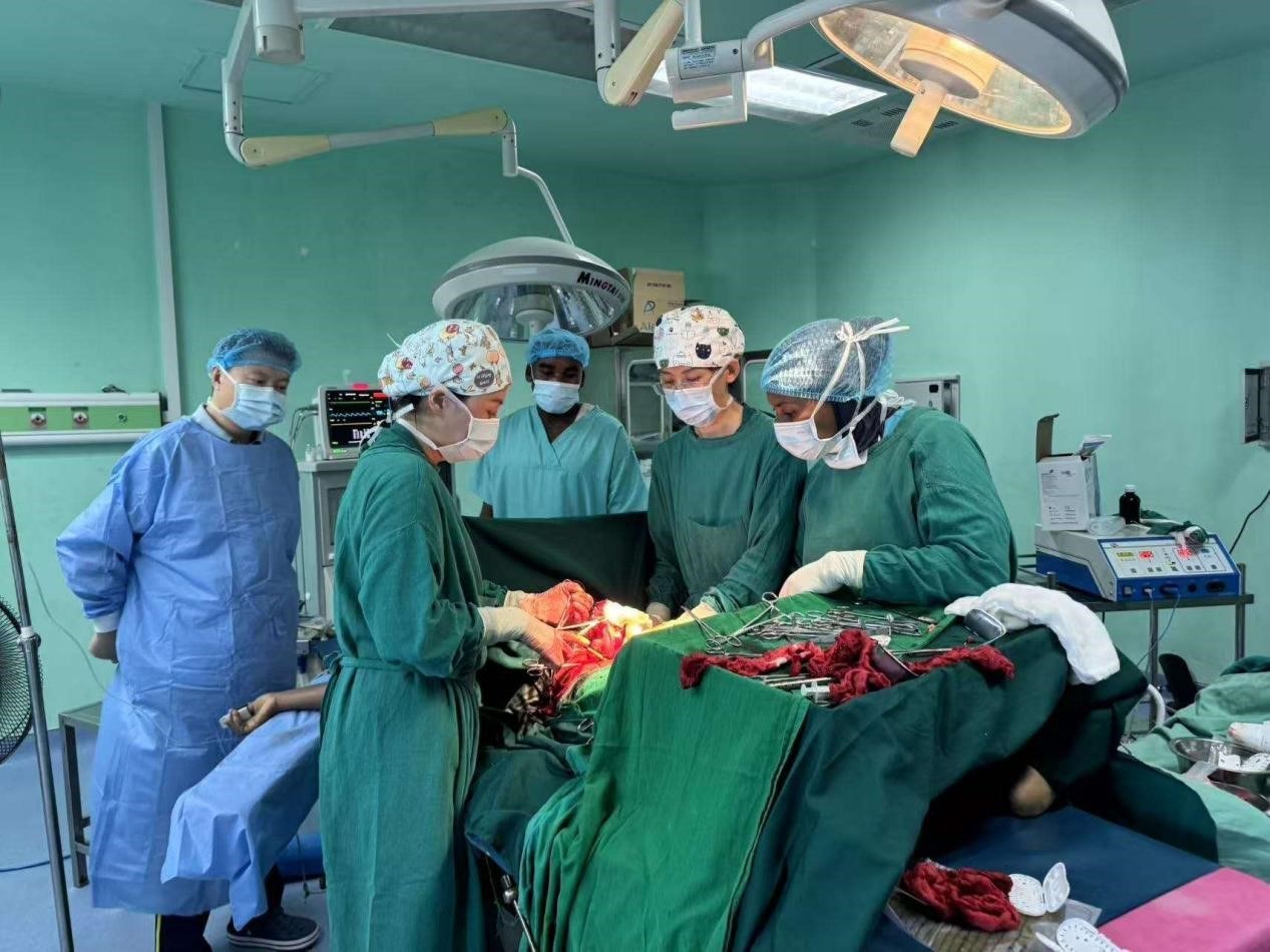 中國(guó)醫(yī)療隊(duì)專家與當(dāng)?shù)蒯t(yī)生協(xié)同手術(shù)。中國(guó)援桑醫(yī)療隊(duì)供圖