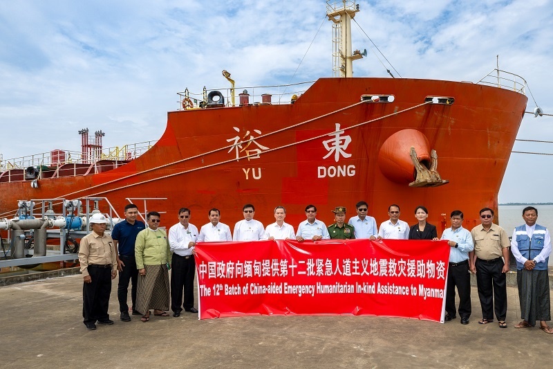 中國(guó)駐緬大使館歐陽道冰參贊、仰光省首席部長(zhǎng)梭登及緬有關(guān)部門官員出席交接儀式。人民網(wǎng)記者 謝佳君攝