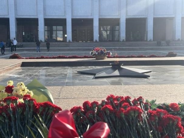 當(dāng)?shù)貢r間5月6日下午，莫斯科勝利廣場上的長明火兩旁放滿鮮花。