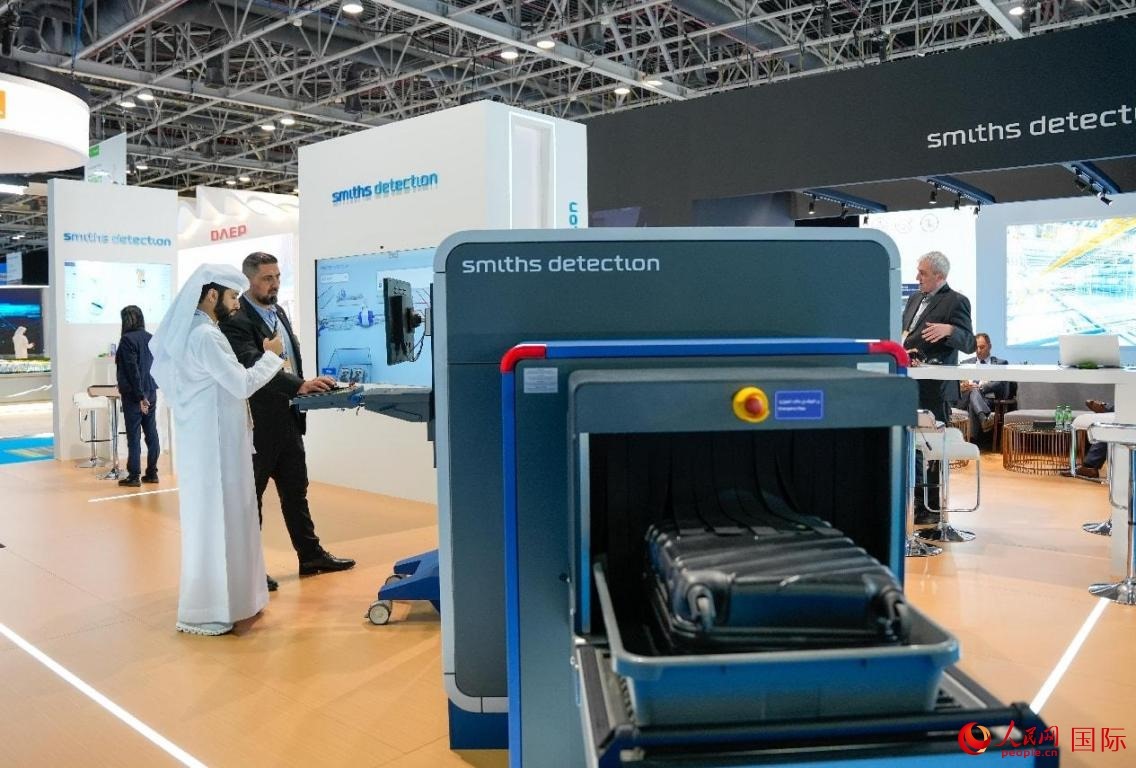 參展商體驗安檢設(shè)施。人民網(wǎng)塔里克·易卜拉欣攝