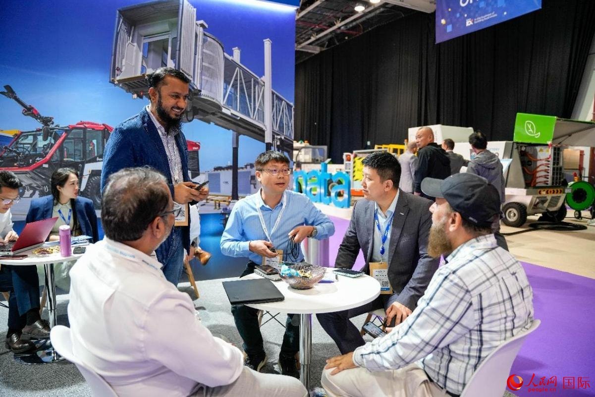 中外商家在交流。人民網(wǎng)塔里克·易卜拉欣攝