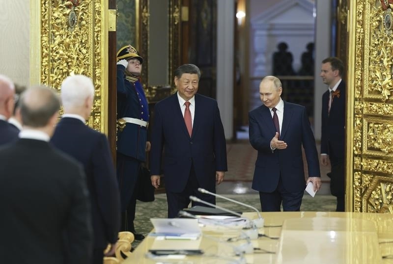 △當(dāng)?shù)貢r(shí)間5月8日，俄羅斯總統(tǒng)普京同習(xí)近平主席在莫斯科克里姆林宮舉行會(huì)談。這是兩國(guó)元首步入會(huì)場(chǎng)。