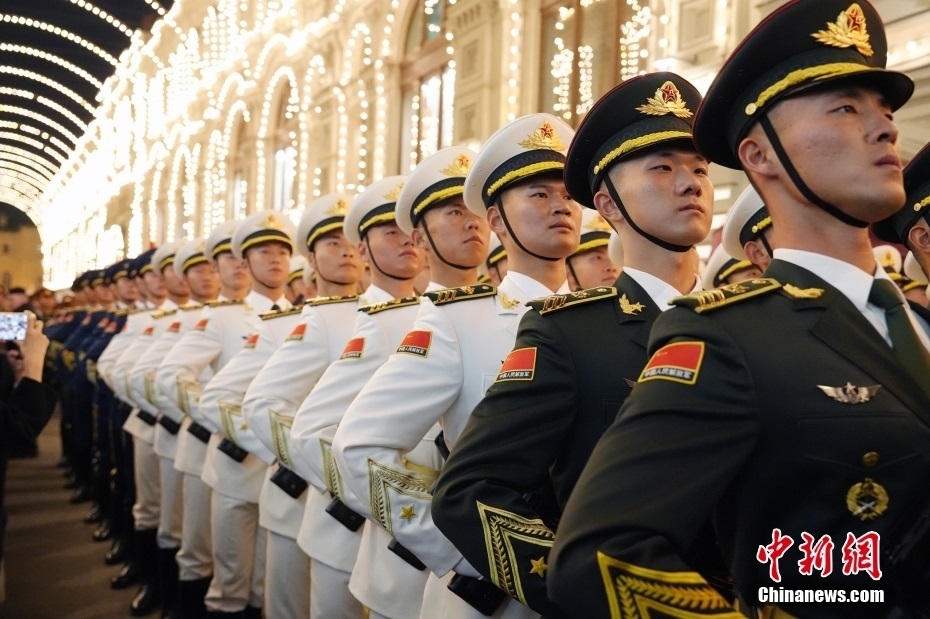 當地時間5月3日晚，俄羅斯首都莫斯科，俄羅斯紀念衛(wèi)國戰(zhàn)爭勝利80周年閱兵式第二次彩排，中國人民解放軍儀仗司禮大隊震撼亮相，受到華僑華人、留學生和當地民眾熱烈歡迎。中新社記者 田冰 攝