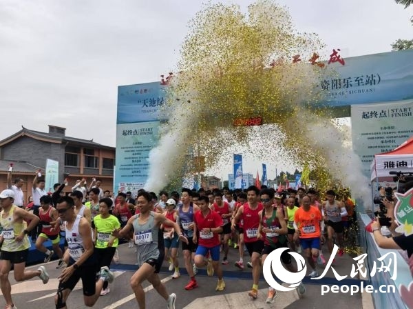 全民健身跑參賽選手沖出起點。人民網(wǎng)記者 楊磊攝