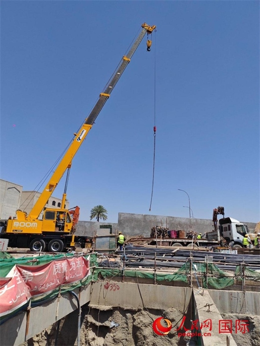 工人在進行五號隧道施工。人民網(wǎng)記者管克江攝