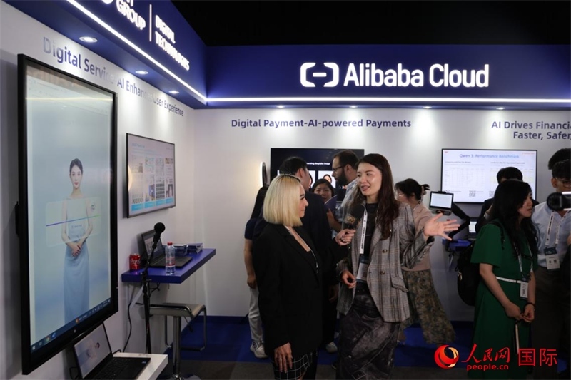 當(dāng)?shù)孛襟w在2025迪拜金融科技峰會(huì)的一家中資企業(yè)展廳采訪，張志文攝