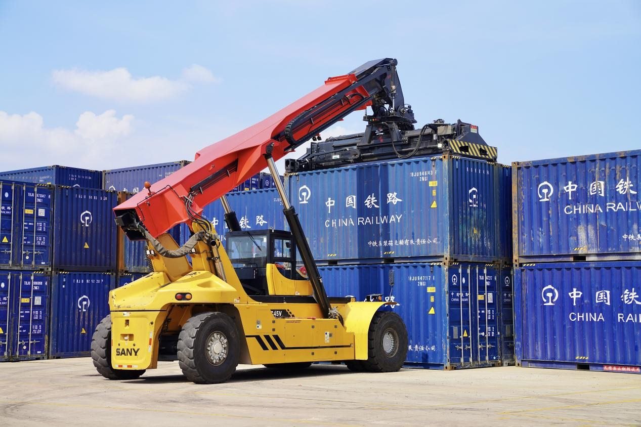 在中老鐵路萬象南鐵路貨運(yùn)口岸站，起重機(jī)正在吊裝集裝箱。劉瑩嘉攝