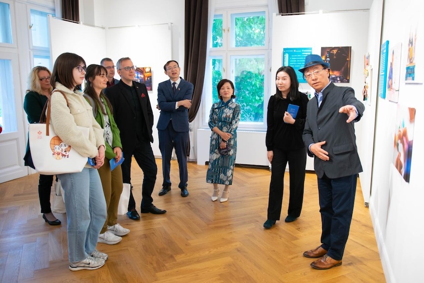 藝術家李守白現(xiàn)場導覽。圖片由布達佩斯中國文化中心供圖