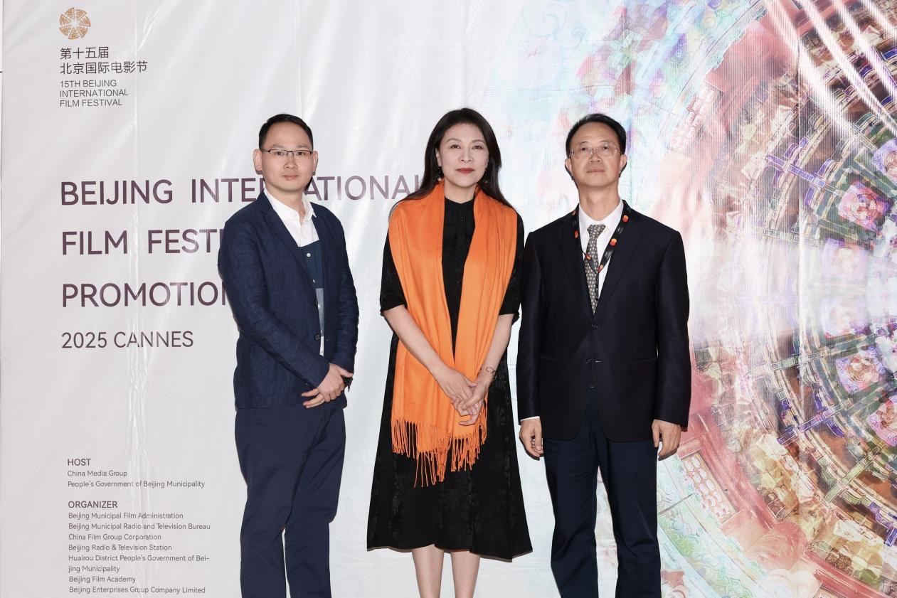 余俊生（右一）與《走走停?！穼?dǎo)演龍飛（左一）、演員岳紅（左二）合影。主辦方供圖