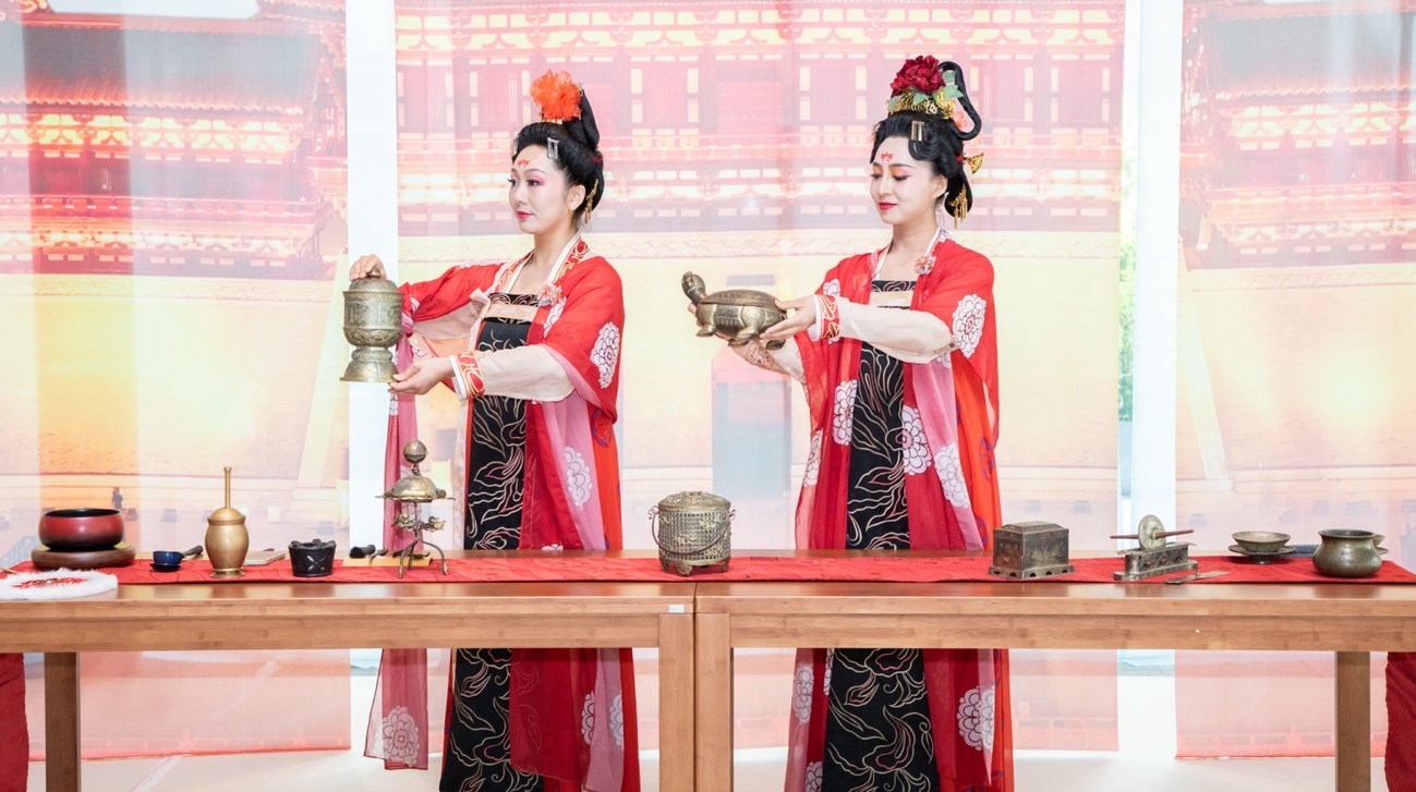 法門寺地宮出土文物一比一復刻的宮廷茶器。中國駐大阪旅游辦事處供圖