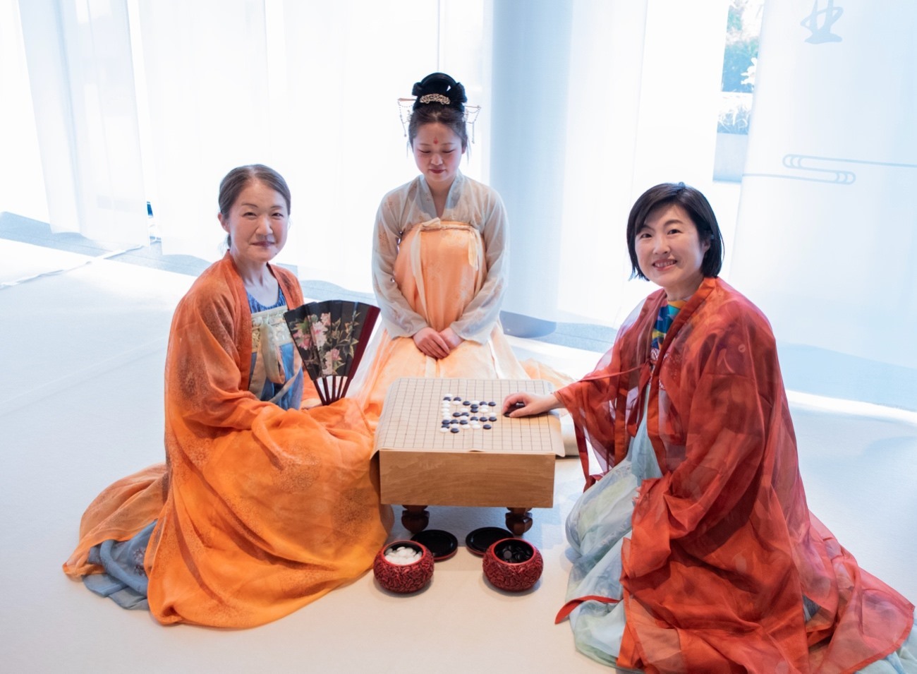 日本客人體驗漢服。中國駐大阪旅游辦事處供圖