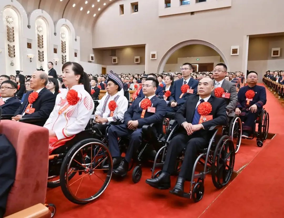 2025年5月16日，第七次全國自強模范暨助殘先進(jìn)表彰大會在北京召開。大會表彰了200名“全國自強模范”、200個“全國殘疾人工作先進(jìn)集體”和60名“全國殘疾人工作先進(jìn)個人”。