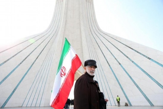 2月10日，在伊朗首都德黑蘭阿扎迪廣場，民眾參加紀(jì)念伊朗伊斯蘭革命勝利46周年集會。新華社記者沙達(dá)提攝