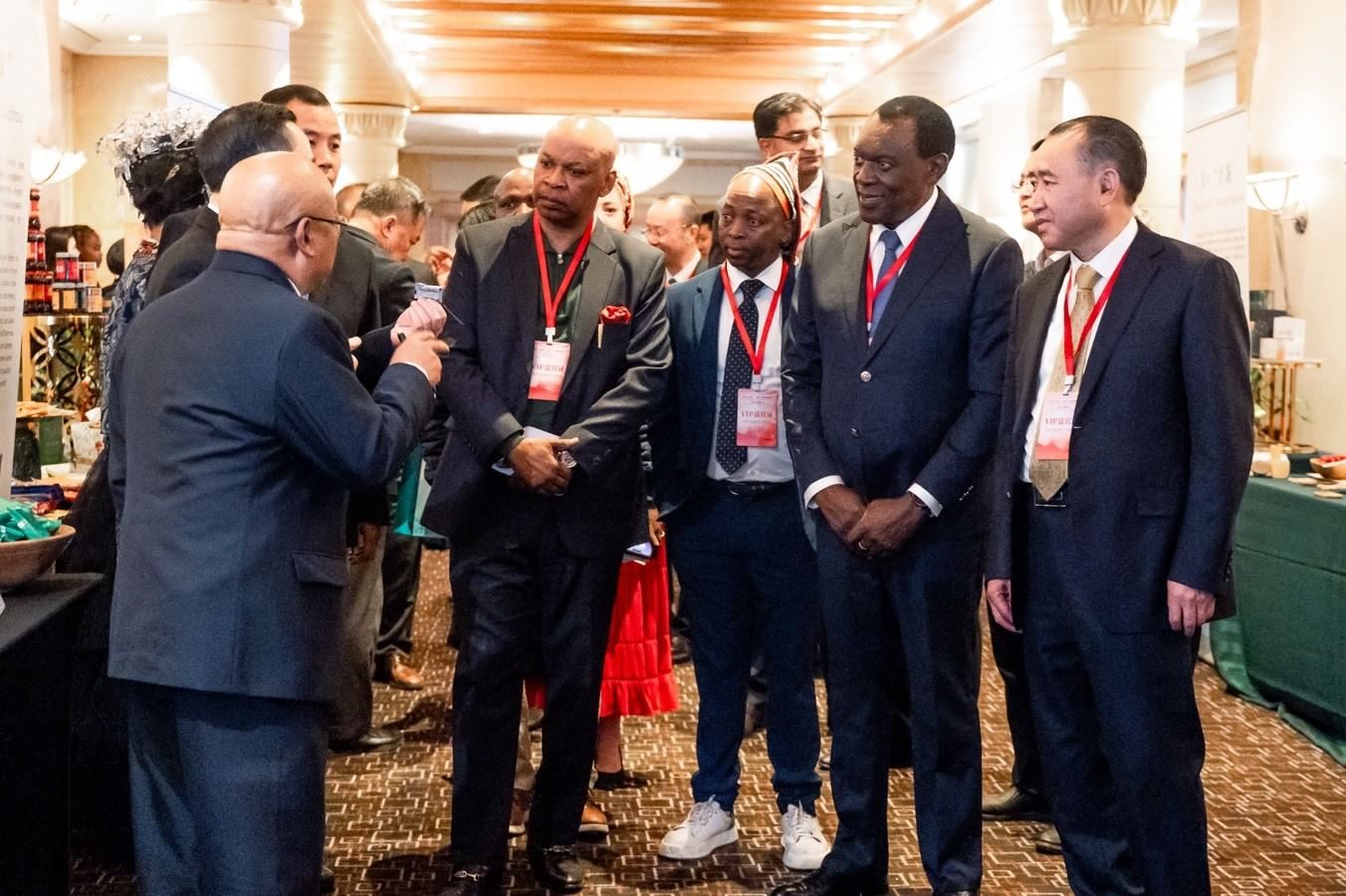 與會嘉賓走訪展臺。南非貴州商會供圖