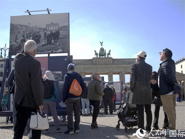圖為勃蘭登堡門前，市民們?cè)趨⒂^歷史圖片展。人民網(wǎng) 肖晶攝